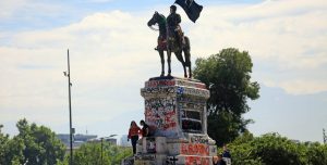 Así amaneció Plaza Baquedano tras ser limpiada esta madrugada