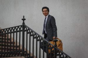 Ministro de Hacienda pidió al gabinete bajarse el sueldo en 30% por seis meses