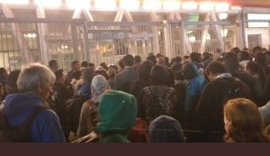 Fotos evidencian aglomeraciones en paraderos y Metro producto del toque de queda