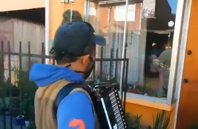 Joven emociona al tocar el acordeón a sus padres en cuarentena desde la calle