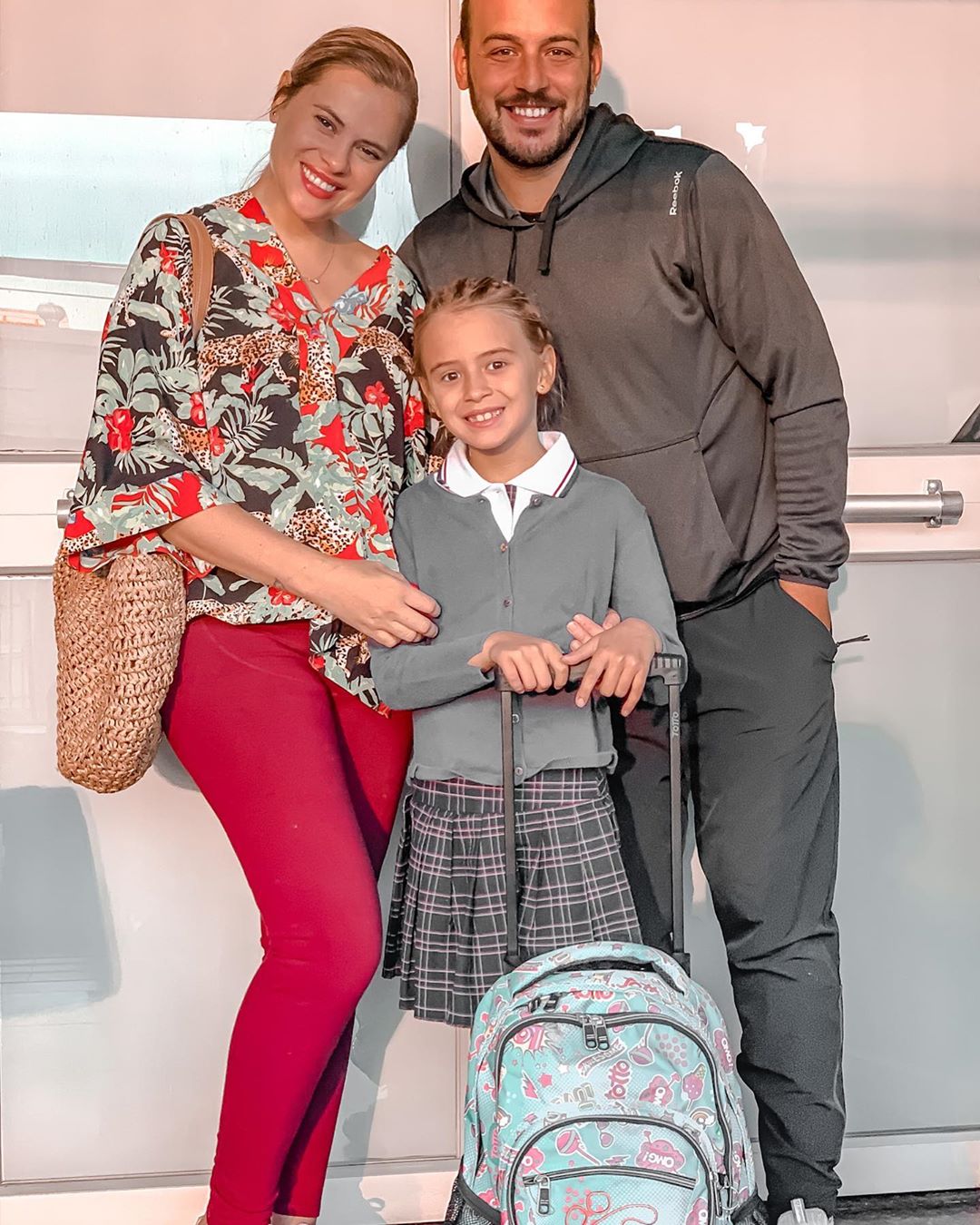 eliana y el primer día de clases de su hija Emilia