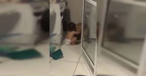 Viralizan tierno video de niño consolando a perro asustado por los truenos