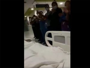 La emotiva despedida de la UCI de un paciente en Osorno que se hizo viral