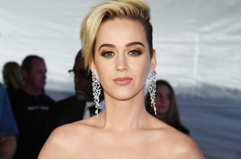 Katy Perry dejó en evidencia su pancita de embarazo al salir de compras