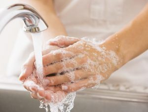 ¿Cómo tratar las manos resecas por exceso de jabón?