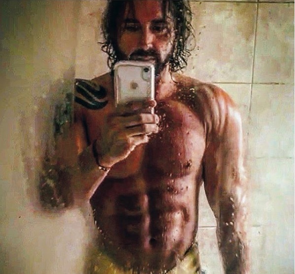 arturo longton luce sus abdominales 
