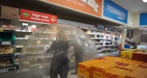 ¿No será mucho? Mujer decide ir al supermercado adentro de una pelota inflable