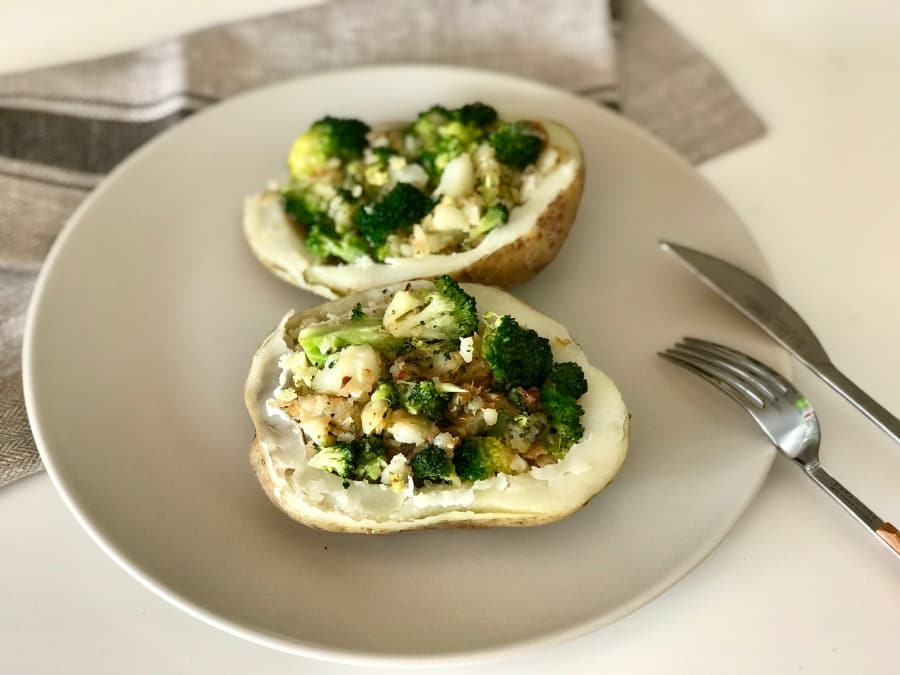 Prepara unas ricas papas rellenas con brócoli y queso