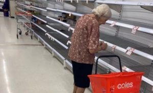 Captan abuela llorando en supermercado tras quedarse sin productos