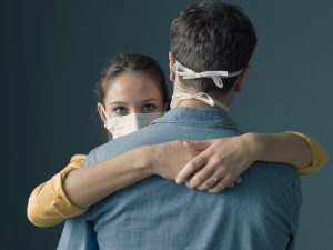 ¿Coronasutra? Sexóloga explica qué posiciones sexuales podrían mantener la distancia social