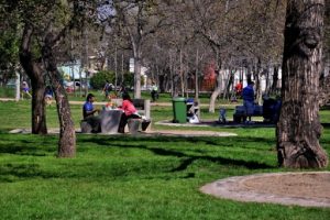 Municipalidades cierran parques y llaman a las personas a quedarse en casa