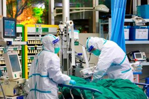 Sistema público postergará cirugías no urgentes para evitar colapso ante Covid-19