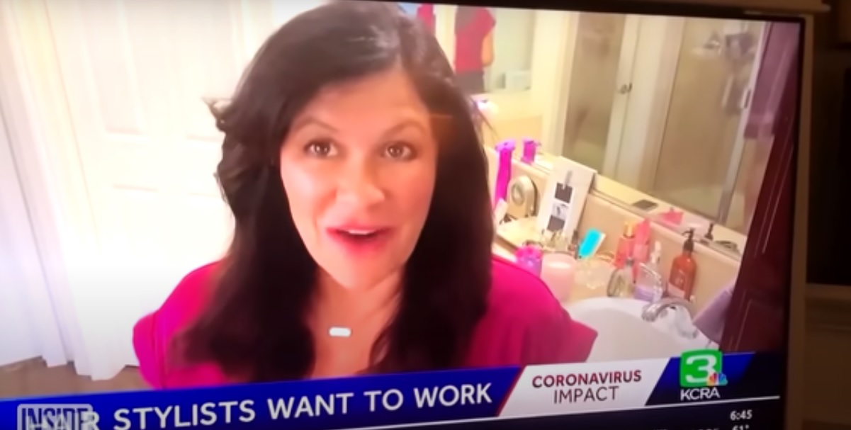 Periodista mostró sin querer a su marido en la ducha mientras transmitía una nota