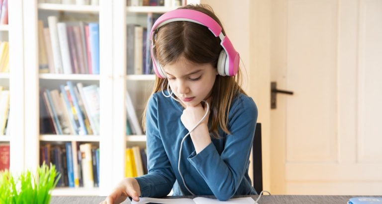 Amazon libera colección de audiolibros para niños y adolescentes