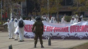 Manifestantes llegaron con overoles blancos a protestar en Plaza Baquedano