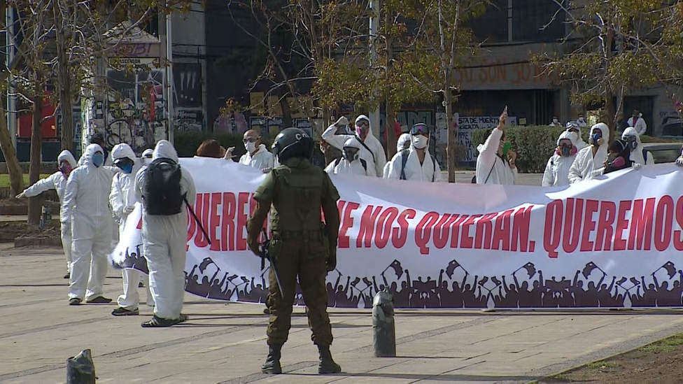 Manifestantes llegaron con overoles blancos a protestar en Plaza Baquedano