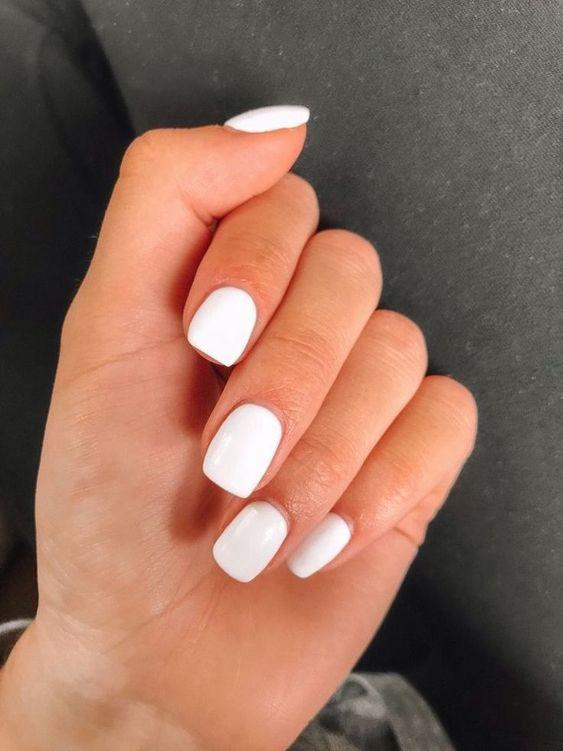 Blanco y minimal: ¡Descubre la nueva tendencia en nail art!