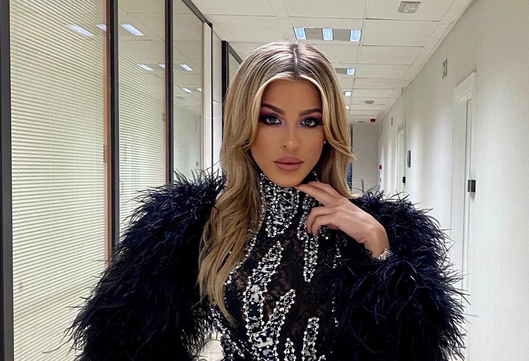 Oriana Marzoli comparte topless durante su cuarentena en España