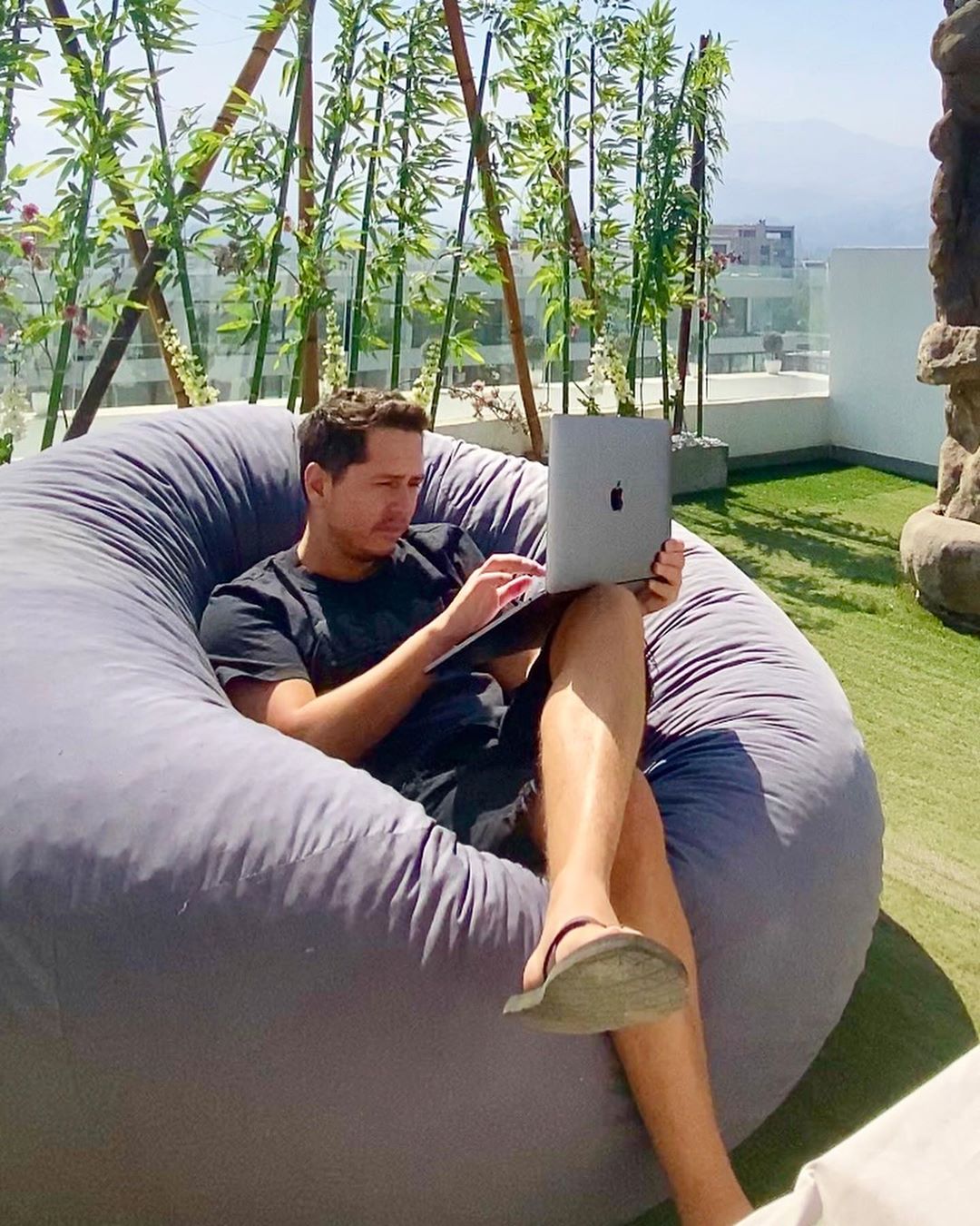 karol fue criticado por su look deslavado