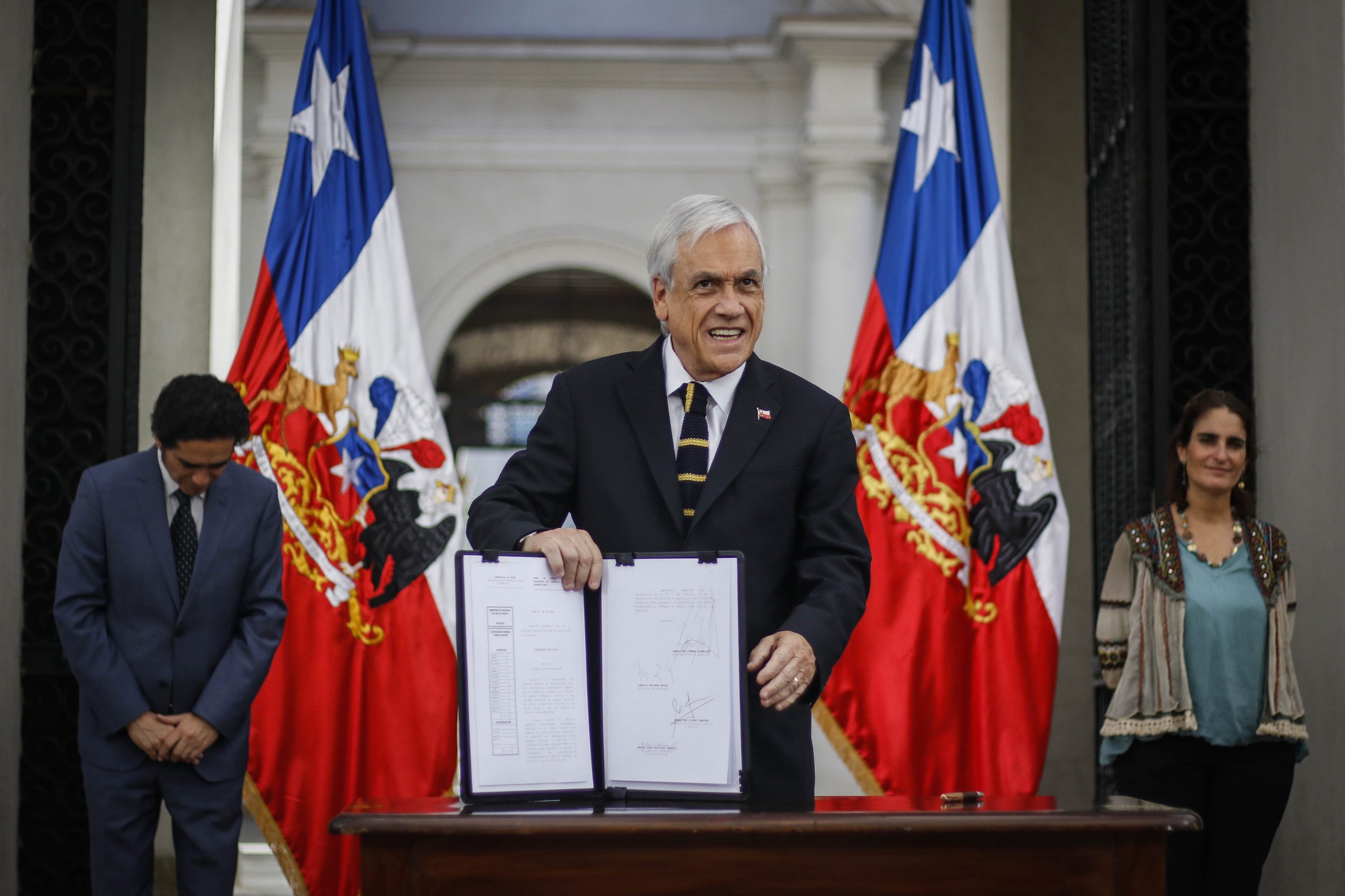 Piñera promulga ley de Ingreso Mínimo Garantizado
