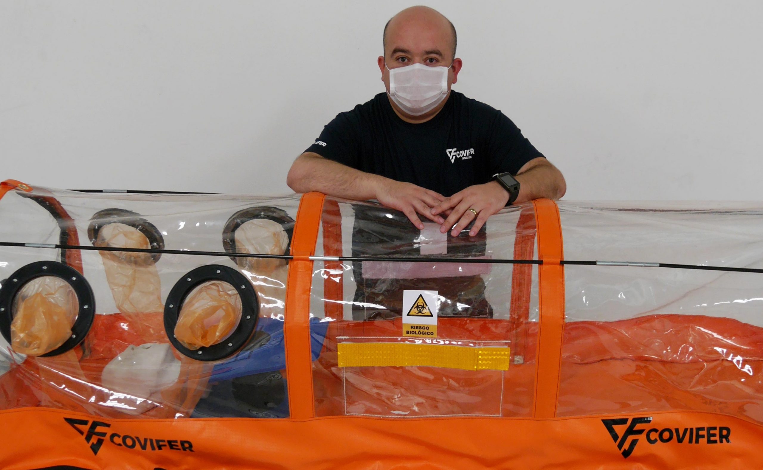 Bombero de Villa Alemana creó cápsula para transportar enfermos de Covid-19