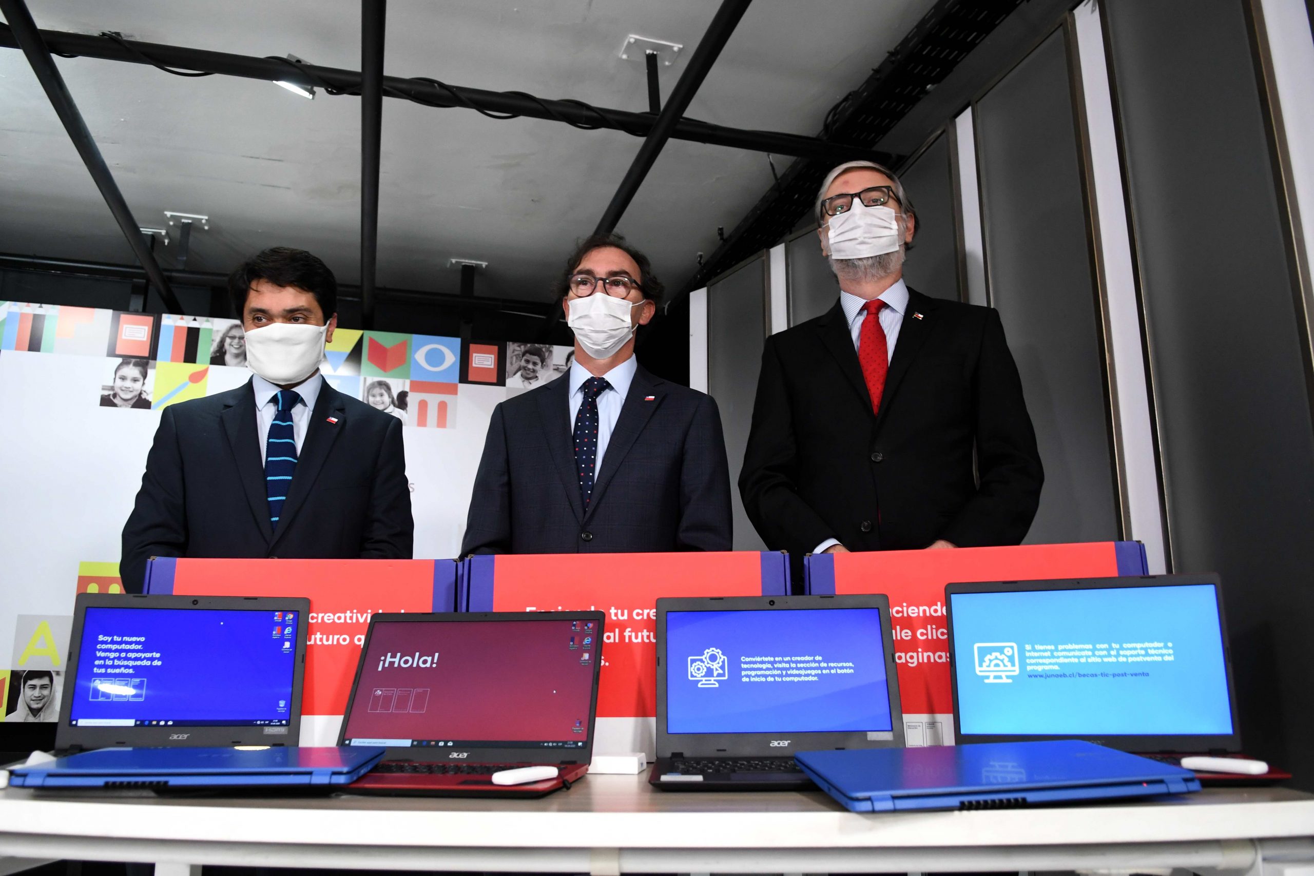 Junaeb comenzó entrega de computadores a nivel nacional — FMDOS