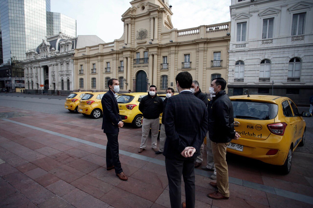 Comuna de Santiago se sumó a la entrega de remedios a domicilio para adultos mayores