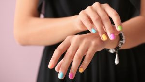 Mismatched Nails: Descubre la nueva tendencia en manicure