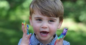 Publican tiernas fotos del príncipe Louis para celebrar su cumpleaños