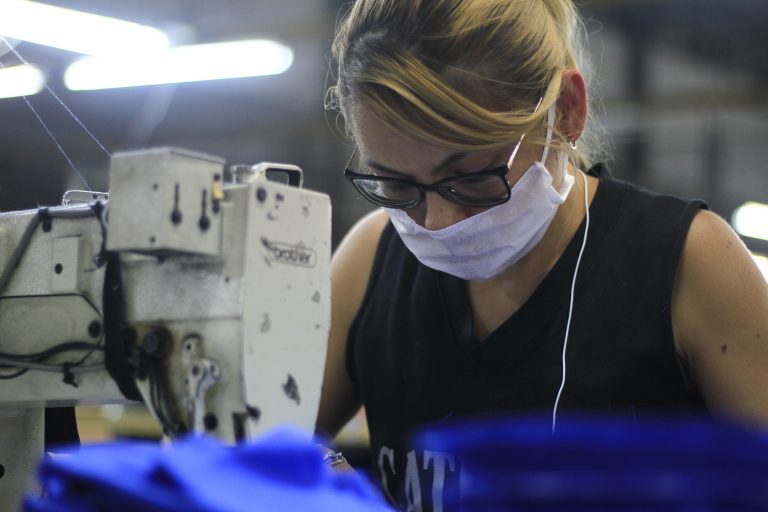 Empresa textil chilena detiene su producción y confecciona 500 uniformes para funcionarios de Hospital Roberto del Río