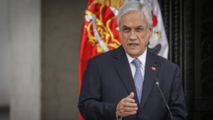Sebastián Piñera pide disculpas por tomarse foto en Plaza Italia