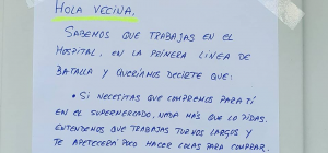 Mujer recibe emotivo mensaje de apoyo de sus vecinos por trabajar en un hospital