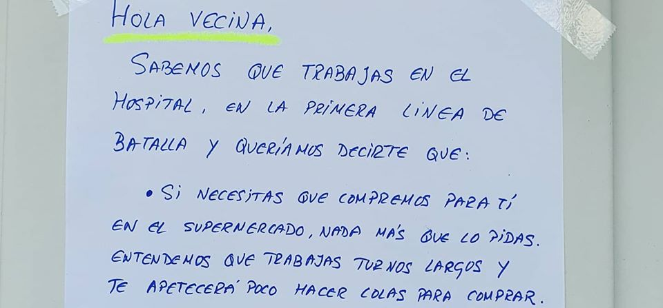 Mujer recibe emotivo mensaje de apoyo de sus vecinos por trabajar en un hospital