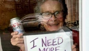 Abuelita que se hizo viral al pedir cerveza para pasar la cuarentena recibió 150 latas