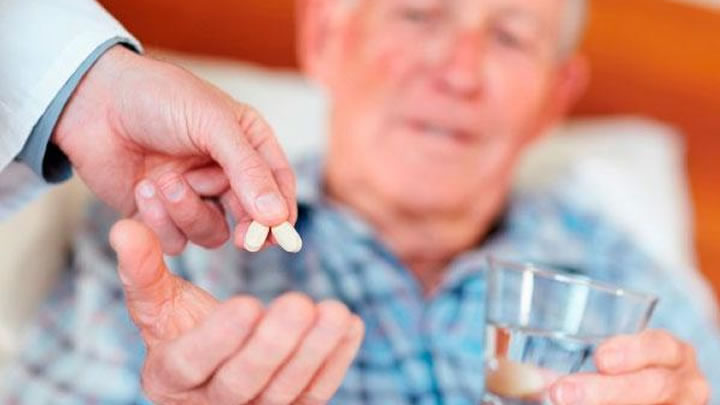 Adultos mayores con enfermedades crónicas de 15 comunas recibirán sus remedios en casa