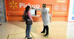 Walmart tomará la temperatura de clientes en sus locales