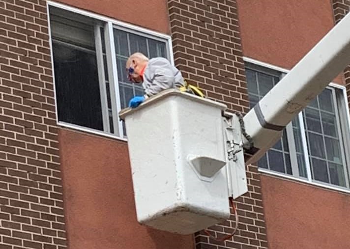 Hombre de 88 años usó una grúa para ver a su esposa que está en cuarentena en geriátrico