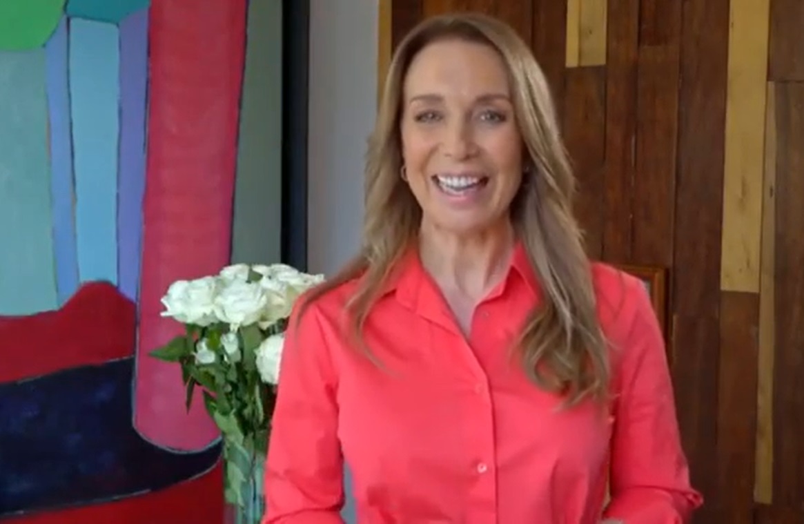 El detalle que llamó la atención en la biblioteca de Karen Doggenweiler