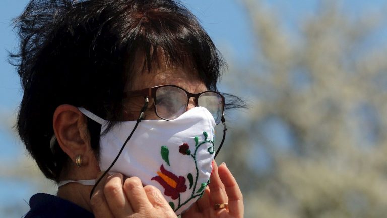 Algunos trucos para que no se te empañen los lentes al usar mascarilla