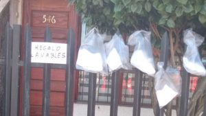 El tierno gesto de una adulta mayor en Concepción: Hace mascarillas y las regala a vecinos