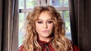 Paulina Rubio publica nuevo video donde ironiza con su comentada transmisión en vivo
