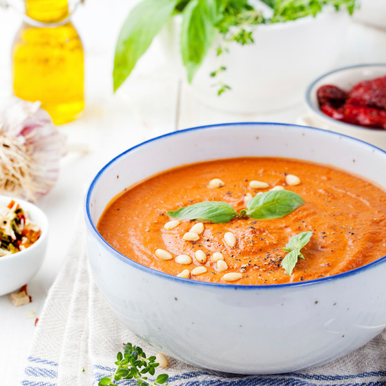 elvira nos enseña a hacer un gazpacho de tomate