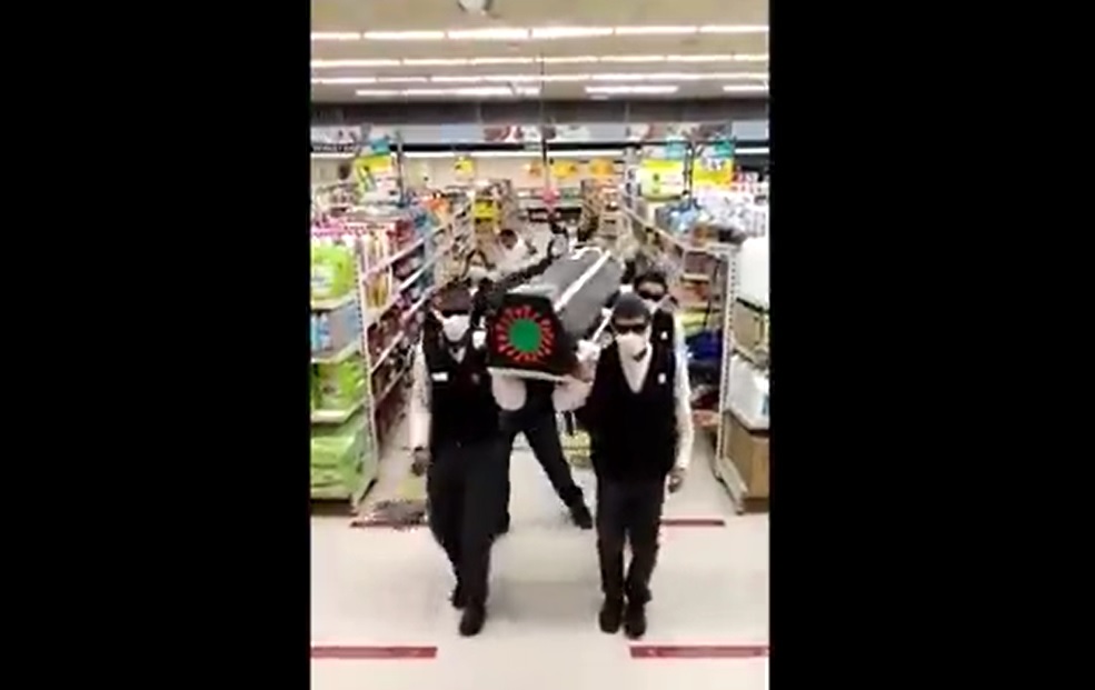 Personal de supermercado en Osorno recreó meme del ataúd para combatir el coronavirus