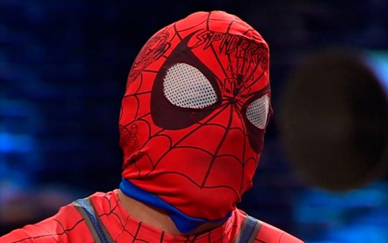 Sensual Spiderman responde a críticas por video con alcaldesa de Maipú