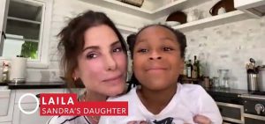 Sandra Bullock presentó a su hija Laila en el programa "Red Table Talk"