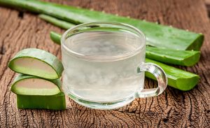 Alisa el cabello de forma natural con esta mezcla de avena y aloe vera