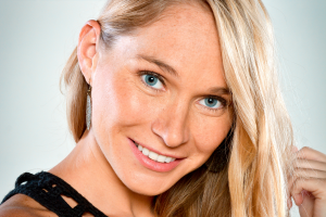 Constanza Mackenna es criticada por subir cerro con su hija durante la pandemia