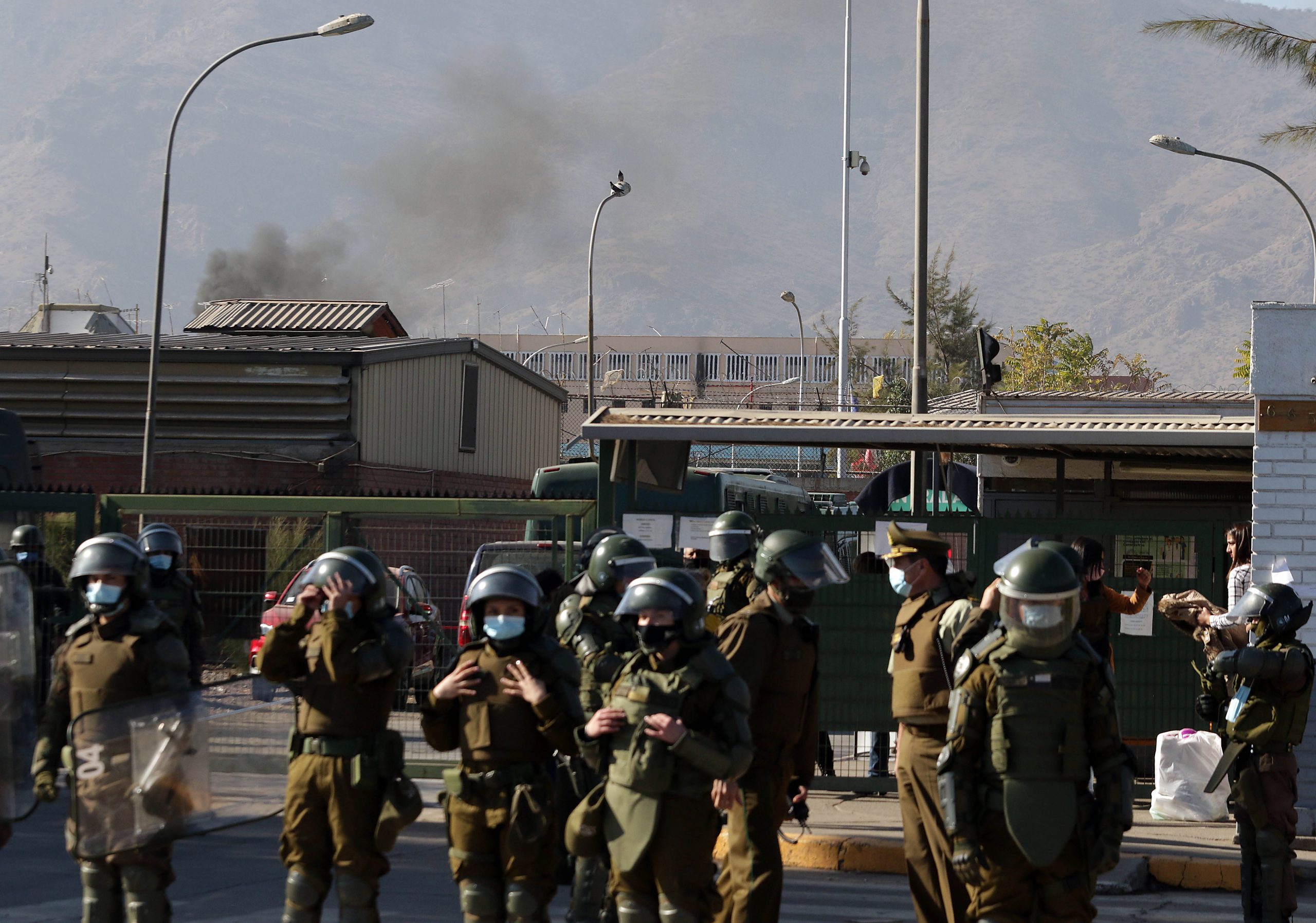 Motín en Colina 1 dejó a internos y funcionarios heridos