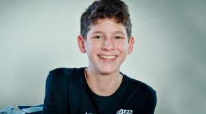 Así de grande está el actor que interpretó al travieso Arturo en "Papá a la deriva"