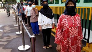 Indonesia implementa singular castigo por no respetar distancia social